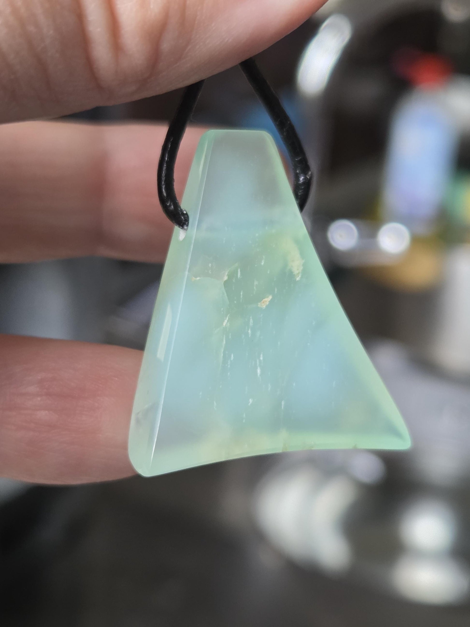 Extravaganter Chrysopras Anhänger, 33 x 27 x 9 mm, gebohrt, an verstellbarem Lederband, von uns fein mit Liebe geschliffen.