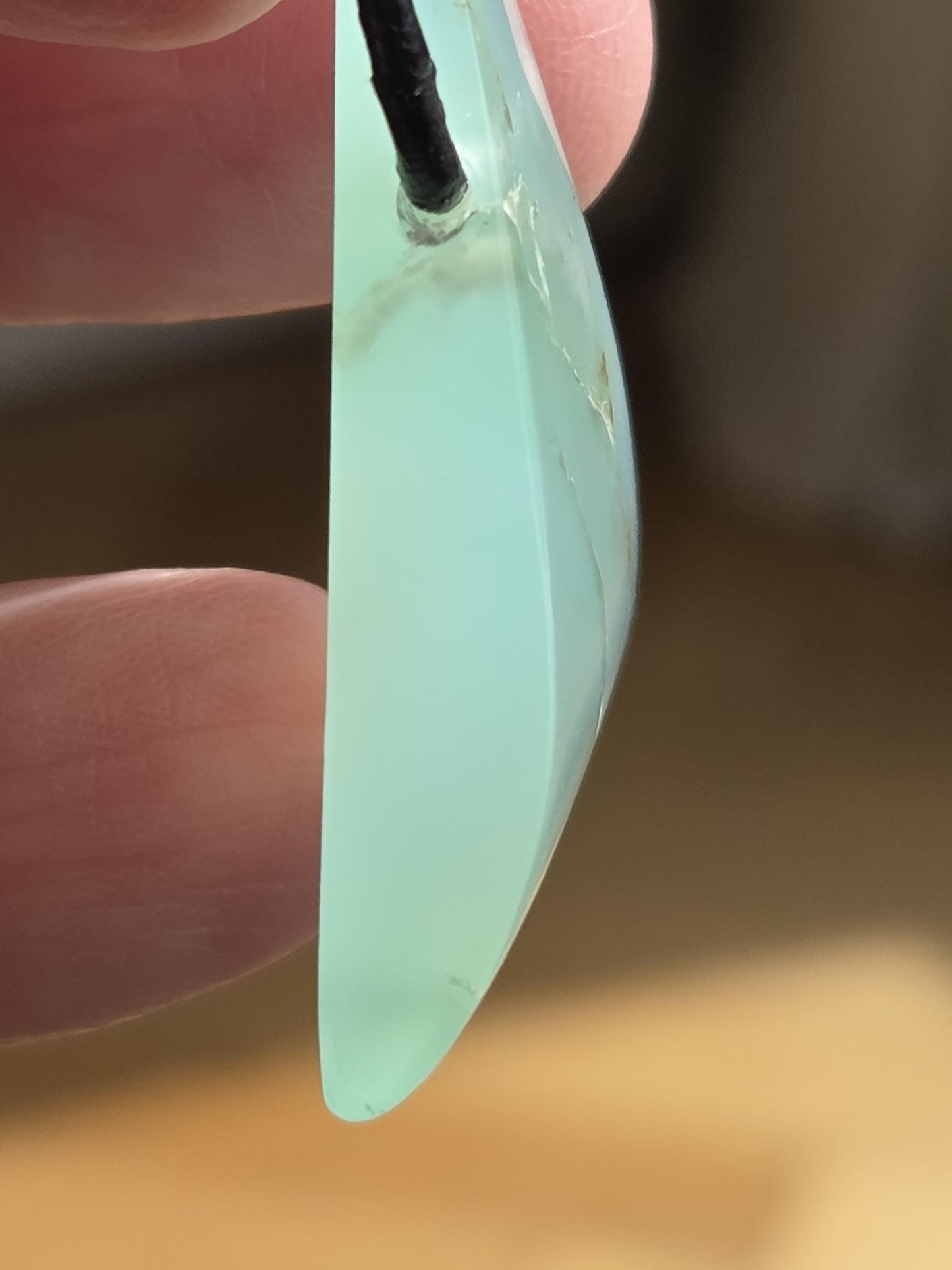 Extravaganter Chrysopras Anhänger, 33 x 27 x 9 mm, gebohrt, an verstellbarem Lederband, von uns fein mit Liebe geschliffen.