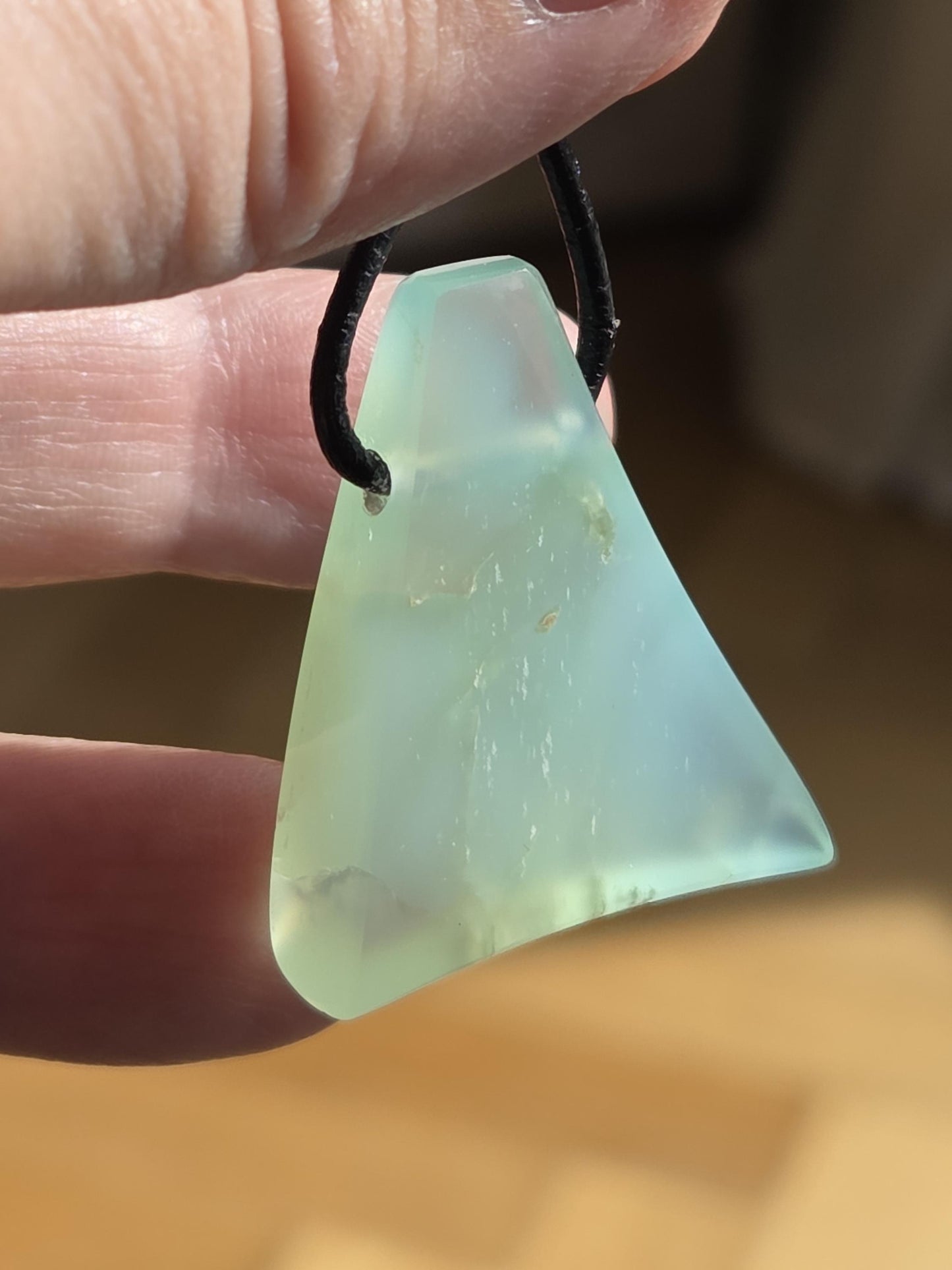 Extravaganter Chrysopras Anhänger, 33 x 27 x 9 mm, gebohrt, an verstellbarem Lederband, von uns fein mit Liebe geschliffen.