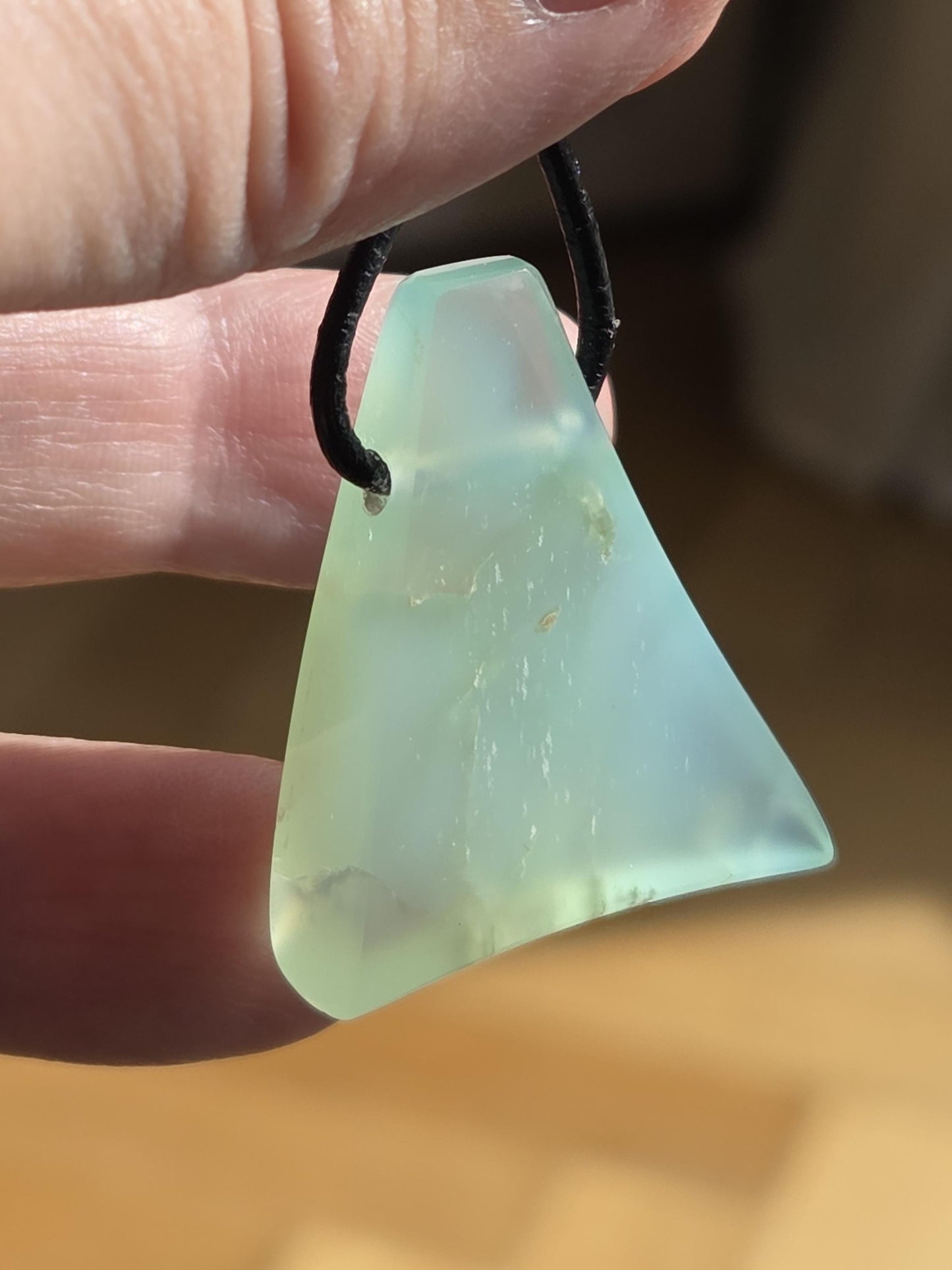 Extravaganter Chrysopras Anhänger, 33 x 27 x 9 mm, gebohrt, an verstellbarem Lederband, von uns fein mit Liebe geschliffen.