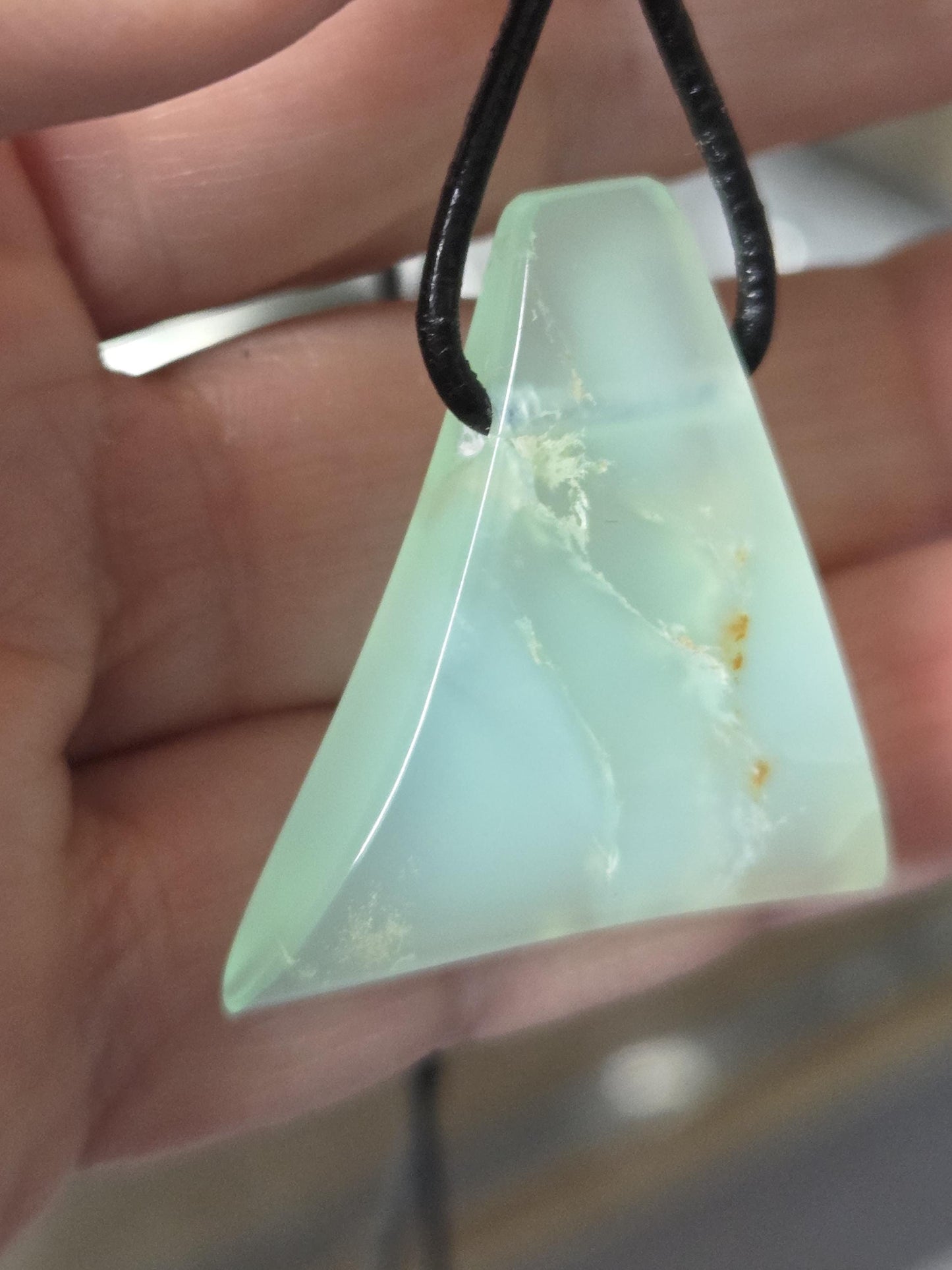 Extravaganter Chrysopras Anhänger, 33 x 27 x 9 mm, gebohrt, an verstellbarem Lederband, von uns fein mit Liebe geschliffen.