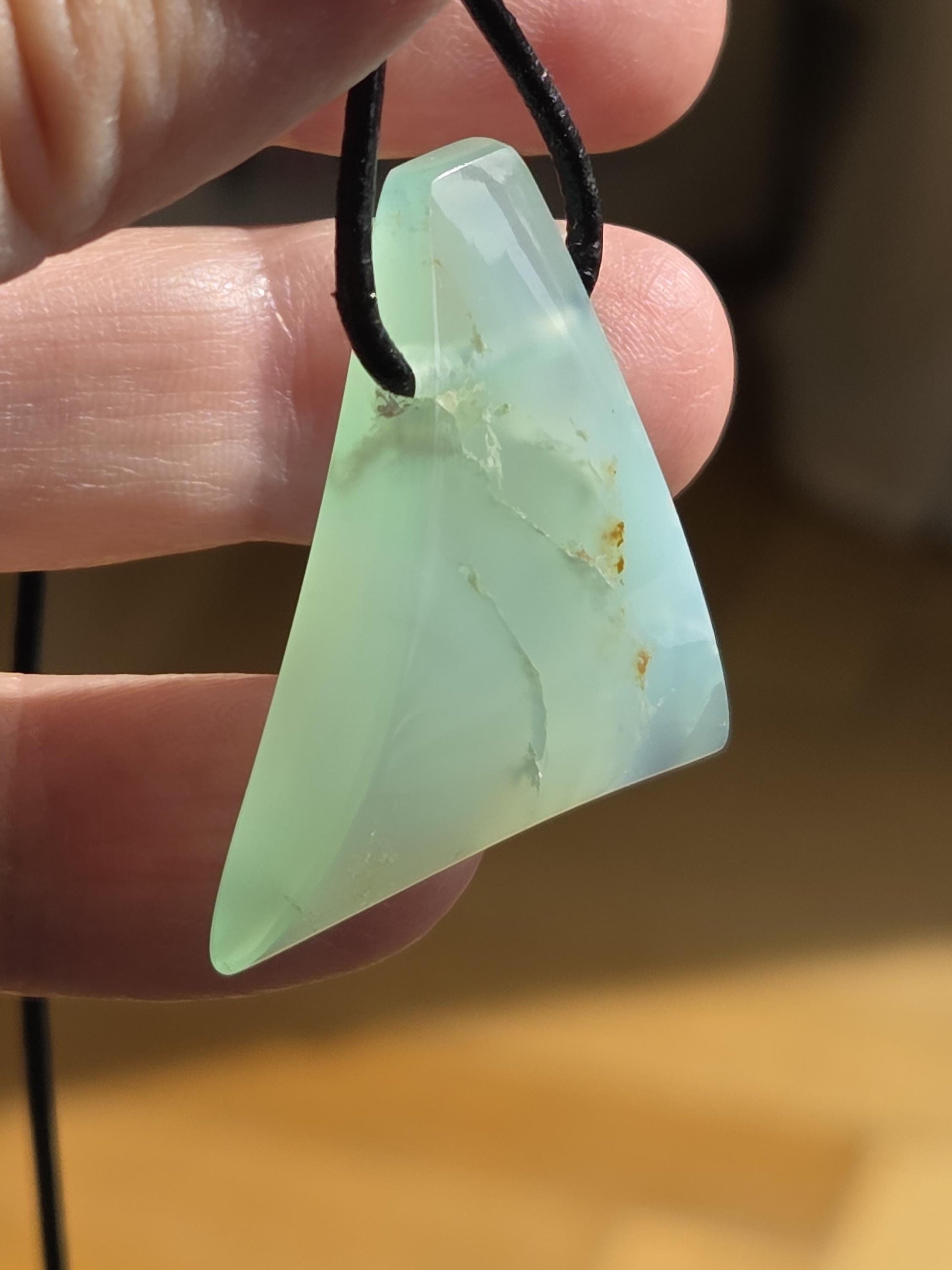 Extravaganter Chrysopras Anhänger, 33 x 27 x 9 mm, gebohrt, an verstellbarem Lederband, von uns fein mit Liebe geschliffen.