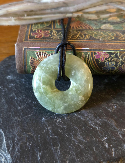 Echte Jade Burma Jade China Jade, Anhänger, Donut, 30 x 5 mm, an verstellbarem Lederband
