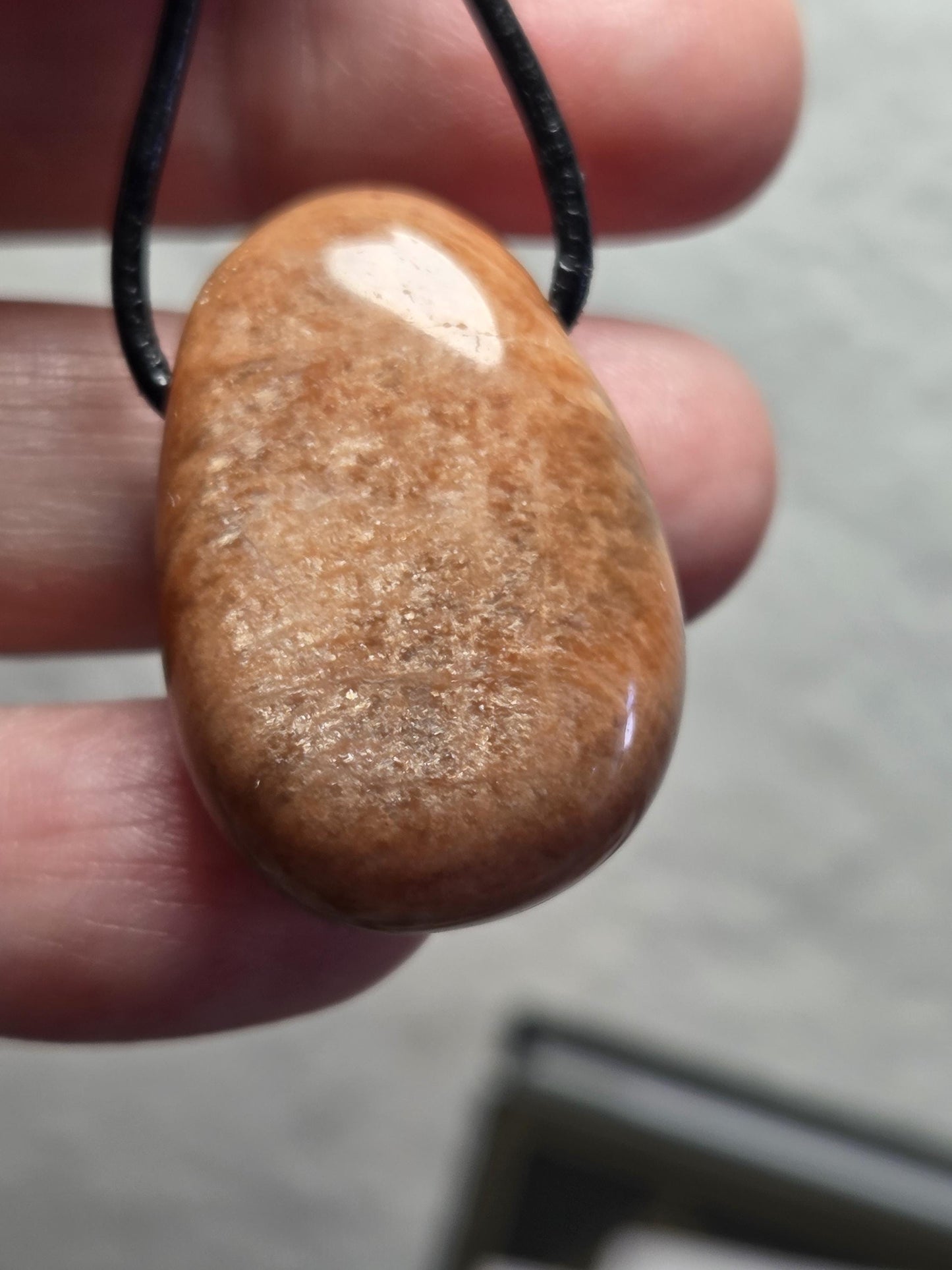 Echter Mondstein, Mondstein, apricot, rosa, perlmutt Anhänger, 30 x 20 x 11 mm, gebohrt, am Lederband