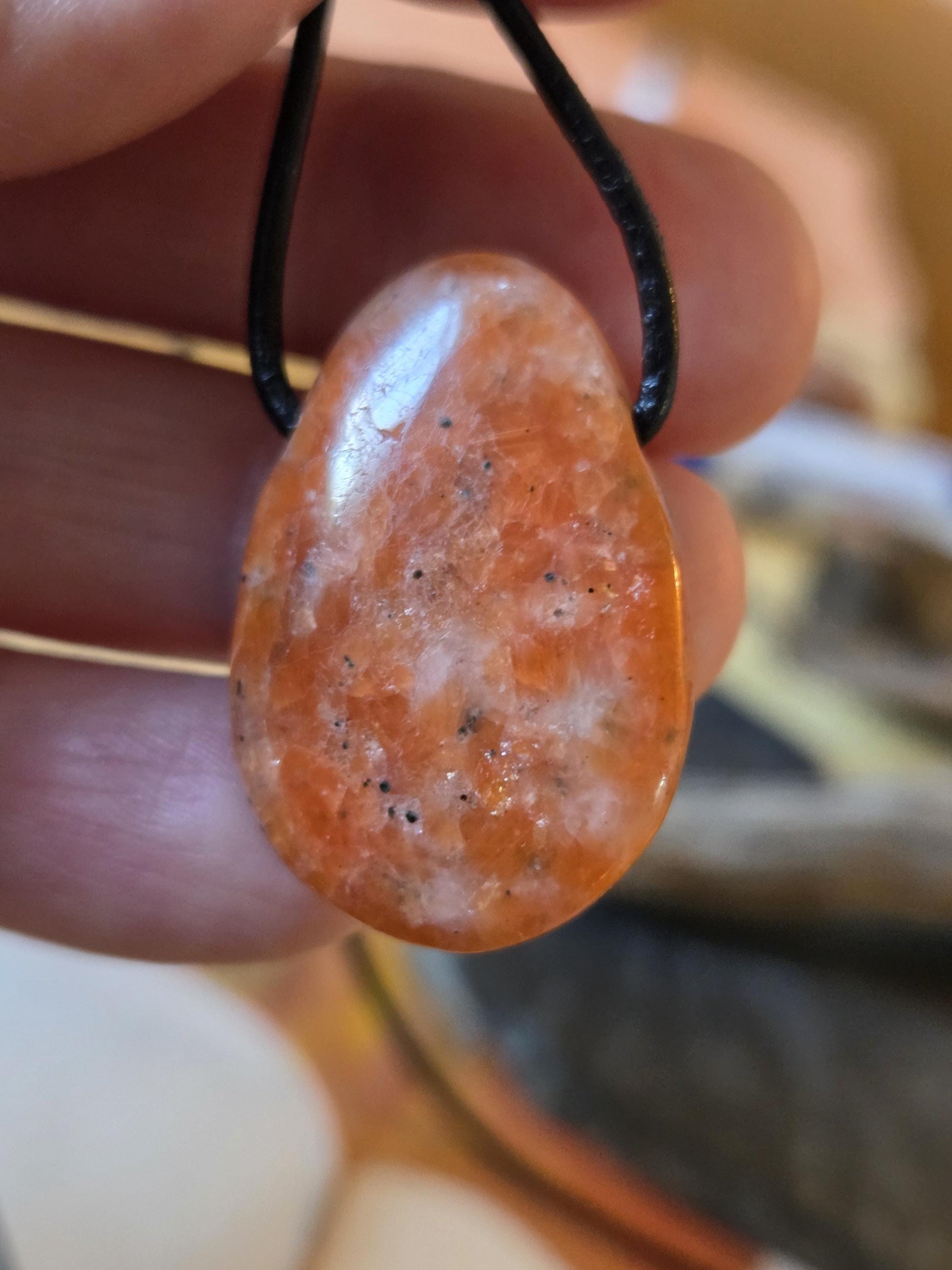 Orangencalcit mit Pyrit und Anyolith Anhänger, 31 x 22 x 8 mm, gebohrt, am Lederband