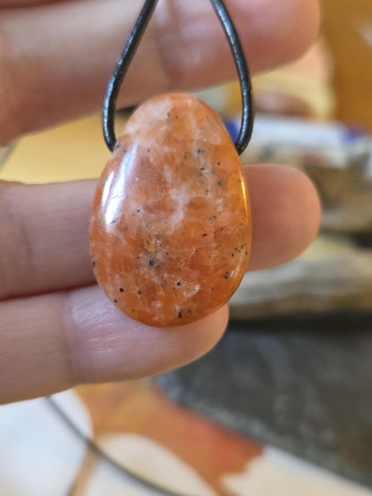 Orangencalcit Orangen Calcit mit Pyrit und Anyolith Anhänger, 31 x 22 x 8 mm, gebohrt, am Lederband