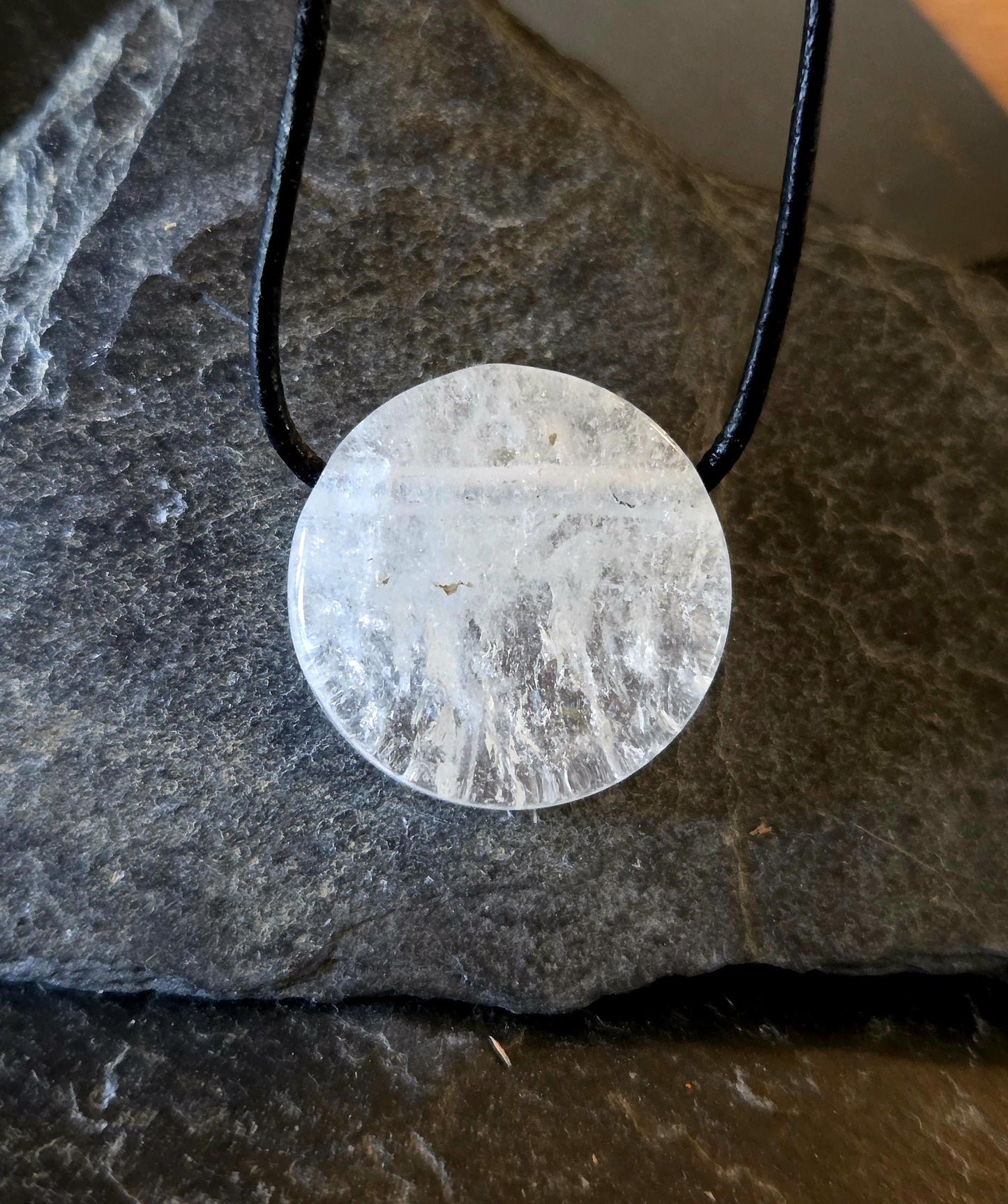 Bergkristall Anhänger Scheibe , 25 x 25 x 7 mm, gebohrt, an verstellbarem Lederband