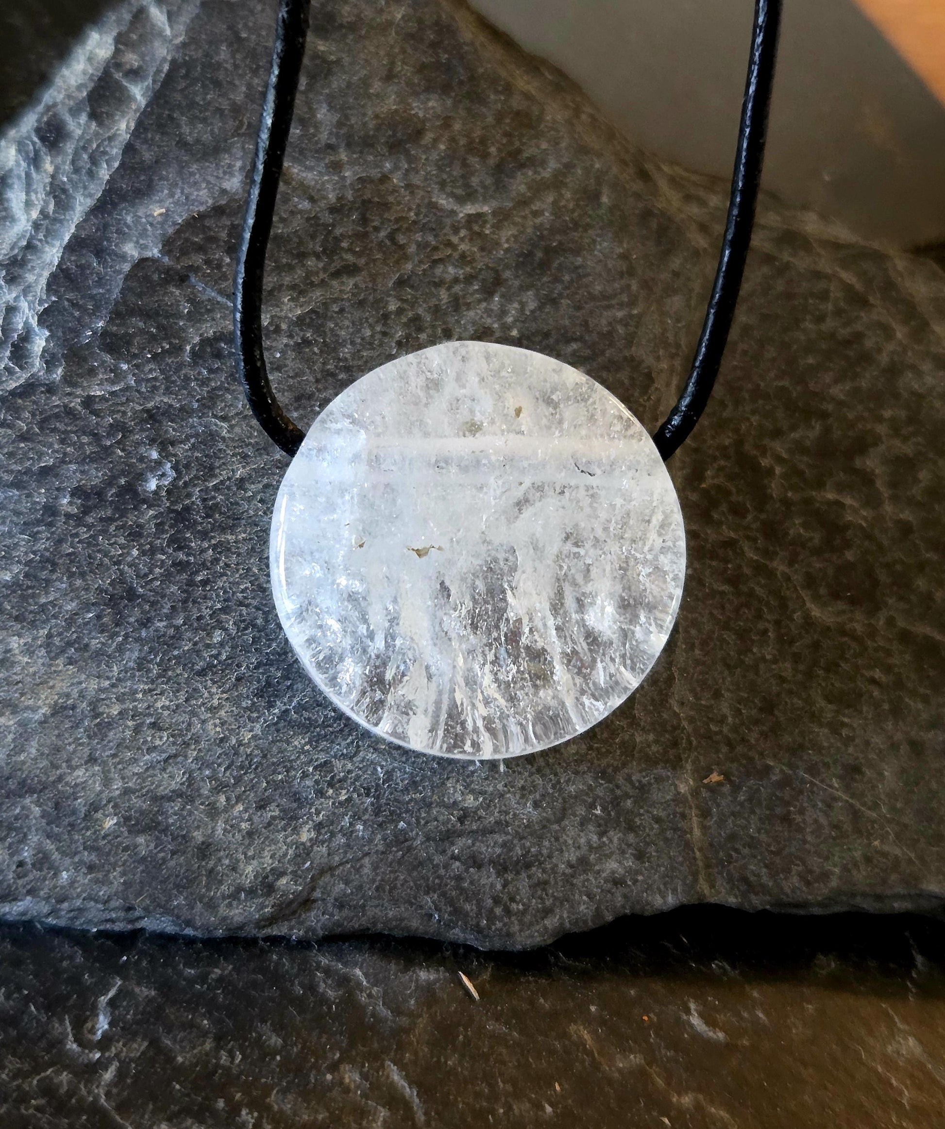 Bergkristall Anhänger Scheibe , 25 x 25 x 7 mm, gebohrt, an verstellbarem Lederband