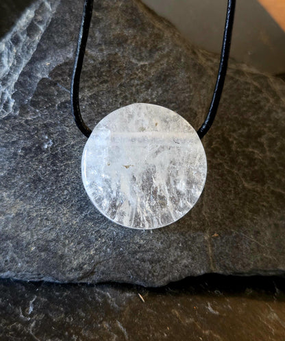 Bergkristall Anhänger Scheibe , 25 x 25 x 7 mm, gebohrt, an verstellbarem Lederband