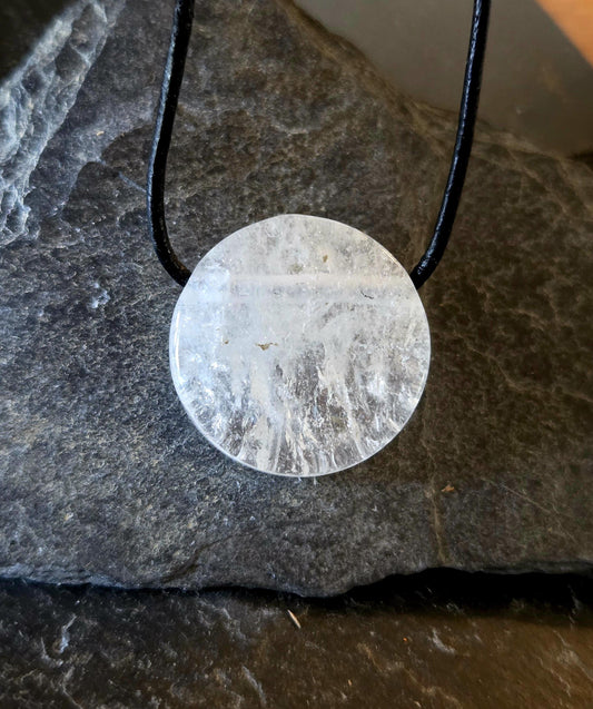 Bergkristall Anhänger Scheibe , 25 x 25 x 7 mm, gebohrt, an verstellbarem Lederband