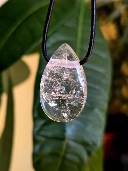 Bergkristall Anhänger Scheibe tropfenförmig , 32 x 19 x 7 mm, gebohrt, an verstellbarem Lederband