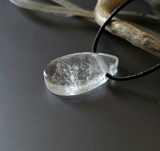 Bergkristall Anhänger Scheibe tropfenförmig , 32 x 19 x 7 mm, gebohrt, an verstellbarem Lederband