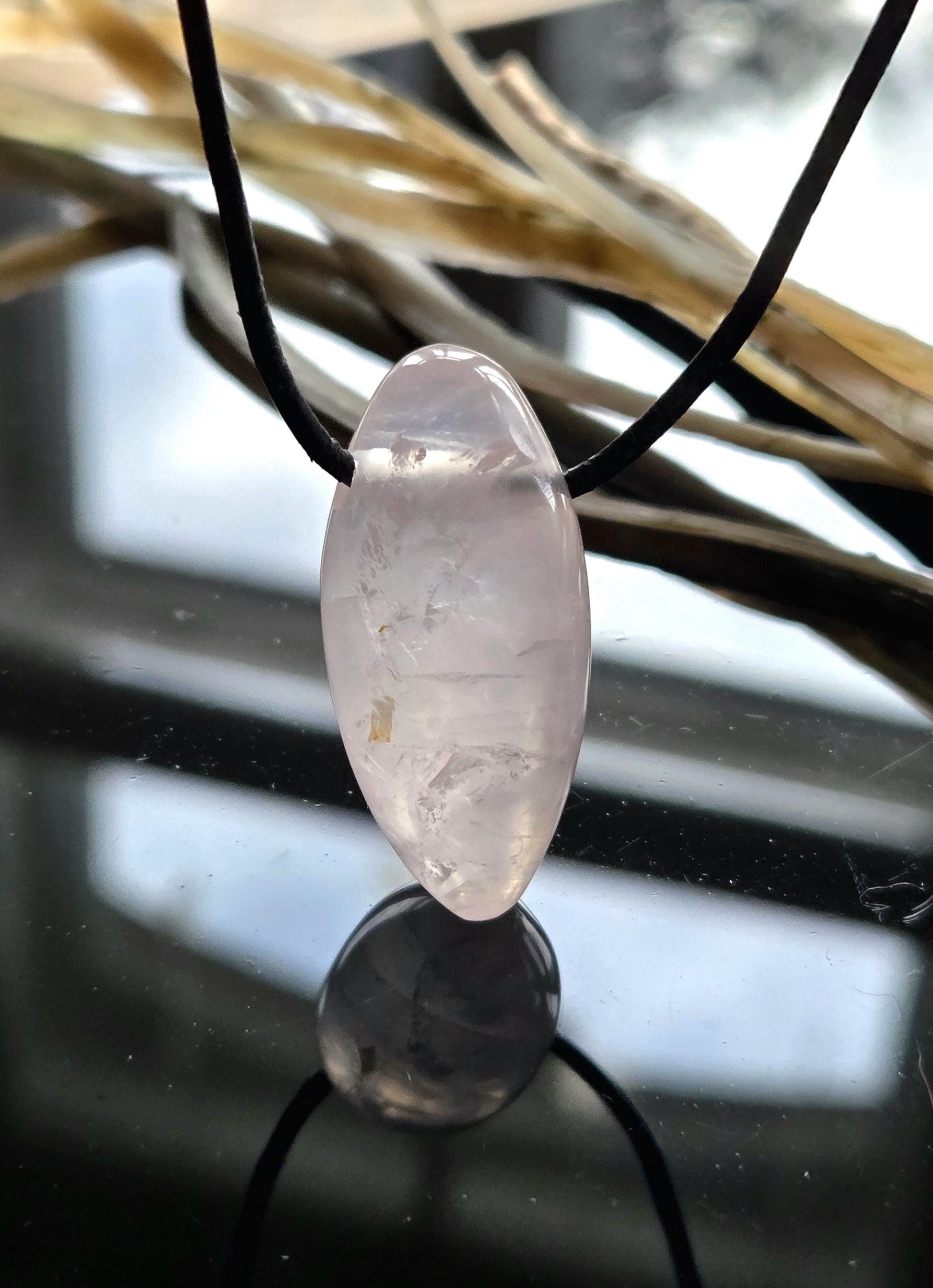 Hübscher Rosenquarz Anhänger 35 x 17 x 17 mm, gebohrt, an verstellbarem Lederband