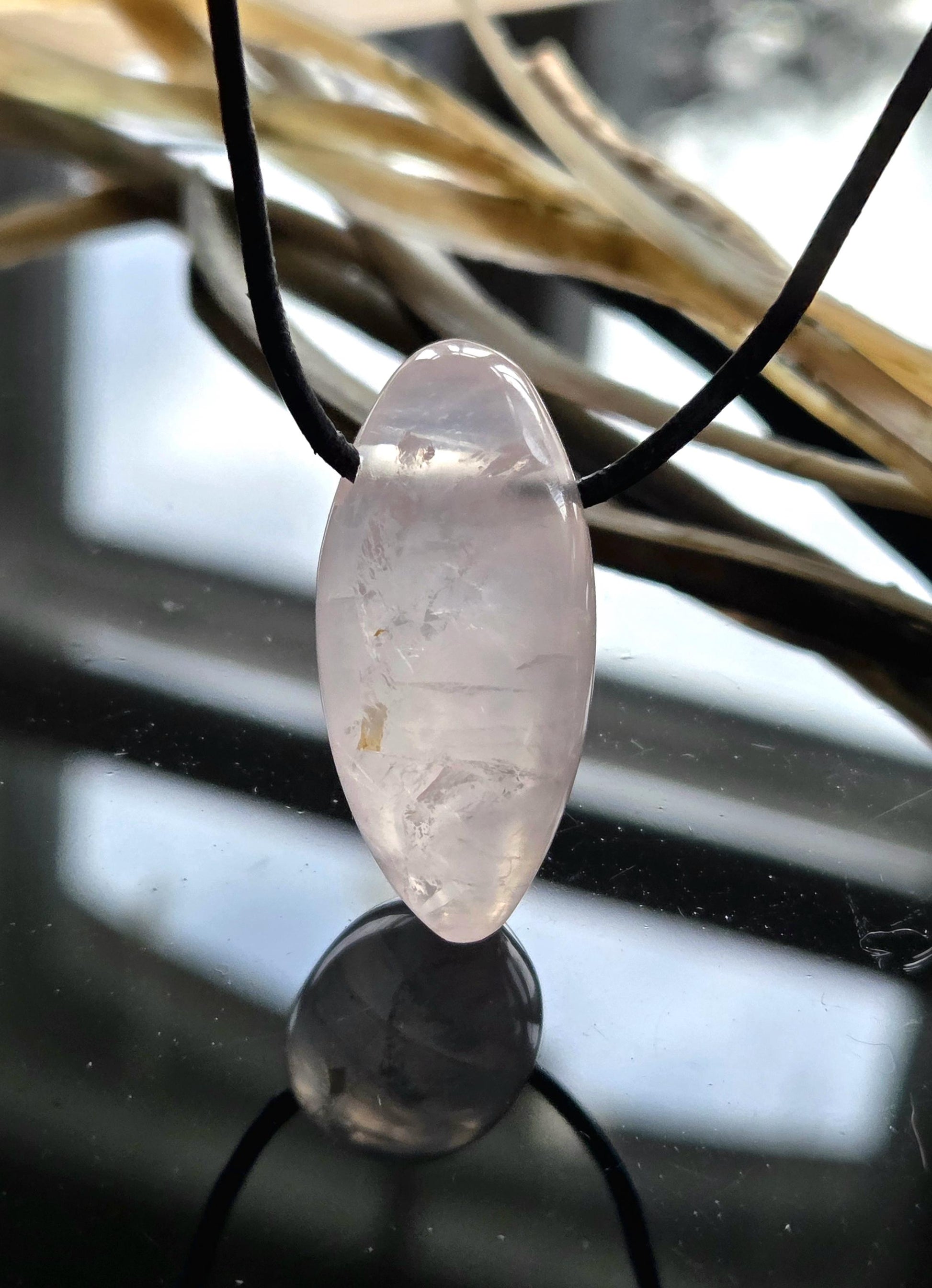 Hübscher Rosenquarz Anhänger 35 x 17 x 17 mm, gebohrt, an verstellbarem Lederband