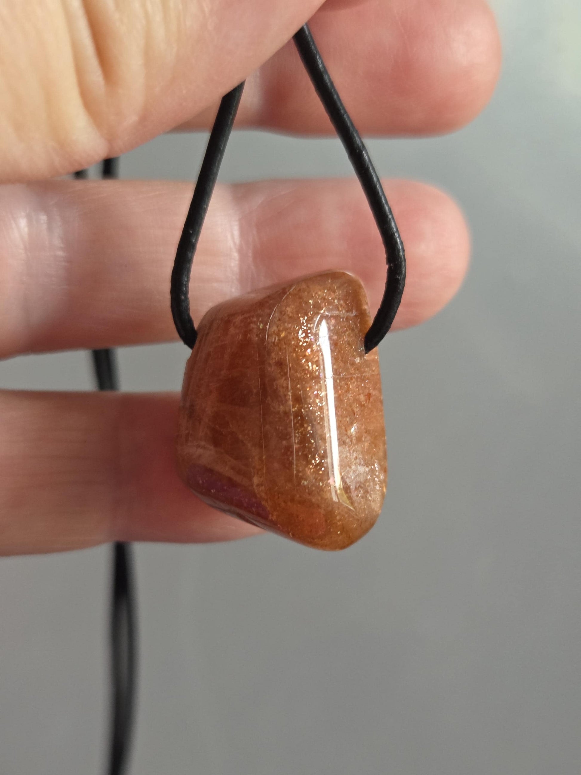 Glitzernder Sonnenstein, Anhänger, 24 x 19 x 16 mm, gebohrt, an verstellbarem Lederband