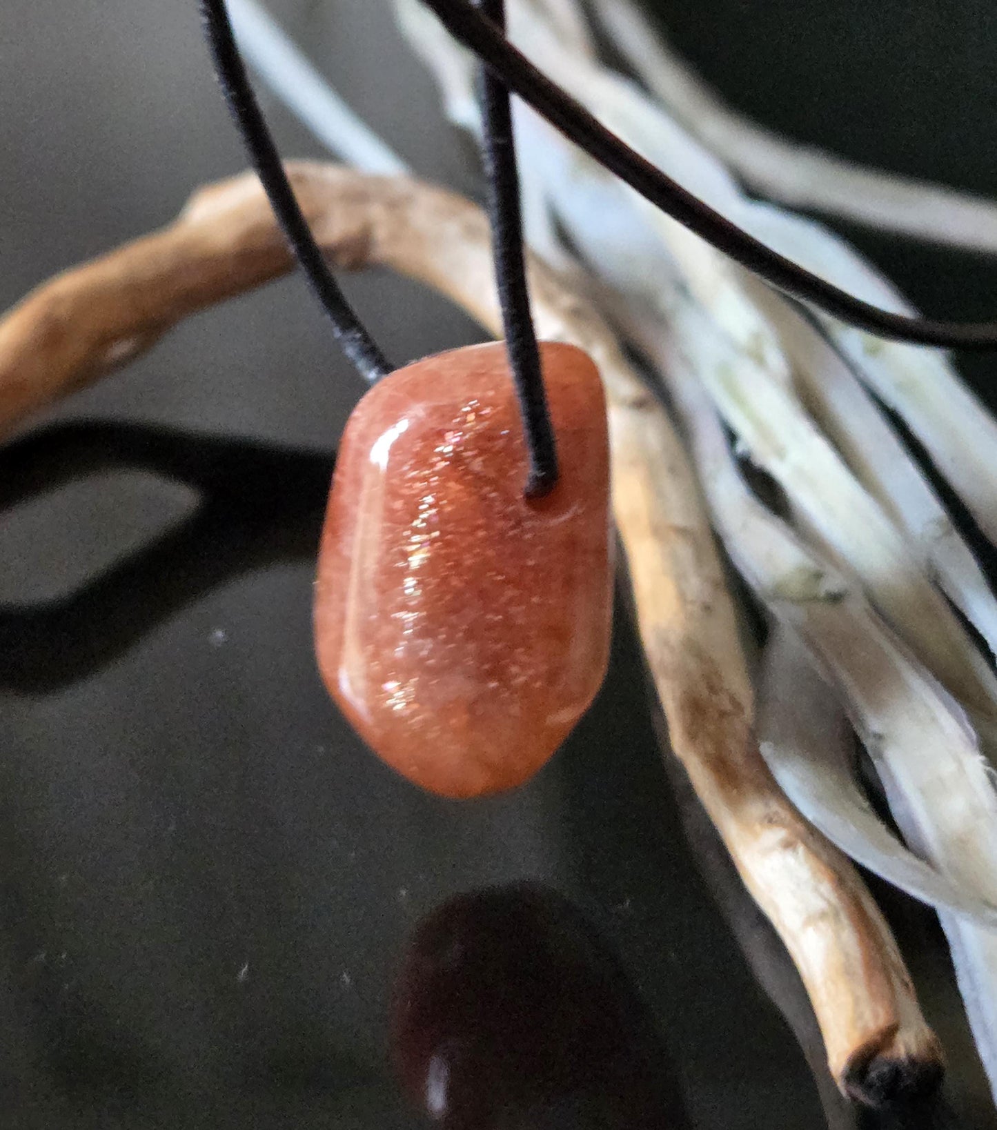 Glitzernder Sonnenstein, Anhänger, 24 x 19 x 16 mm, gebohrt, an verstellbarem Lederband