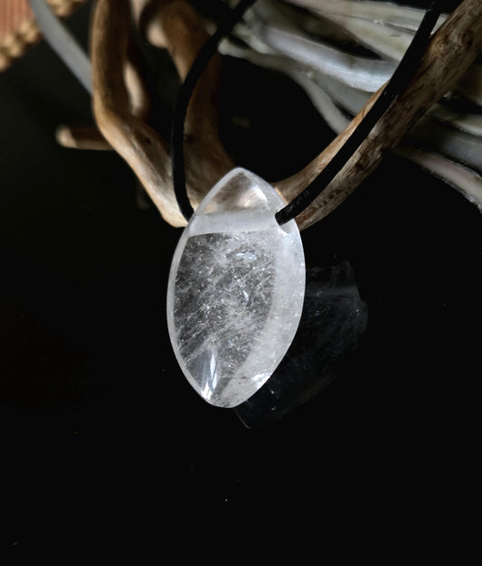 Bergkristall Navette förmiger Anhänger, "worry stone förmig", 30 x 18 x 6 mm, gebohrt, an verstellbarem Lederband