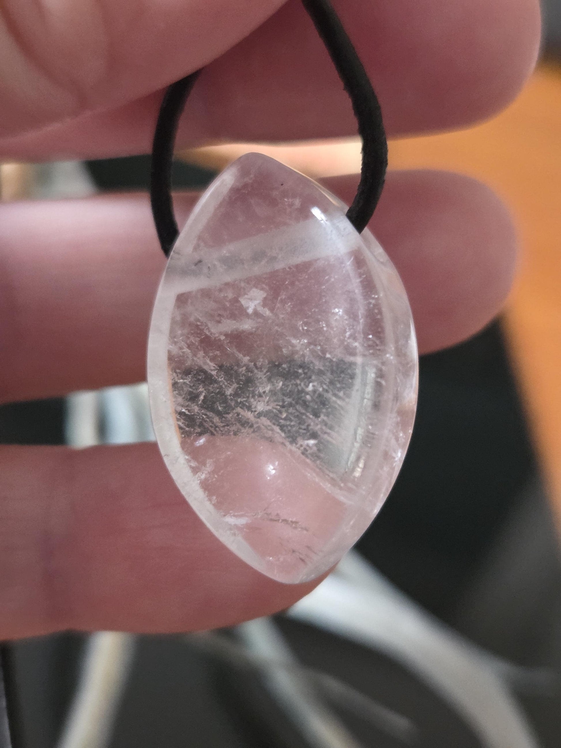 Bergkristall Navette förmiger Anhänger, "worry stone förmig", 30 x 18 x 6 mm, gebohrt, an verstellbarem Lederband