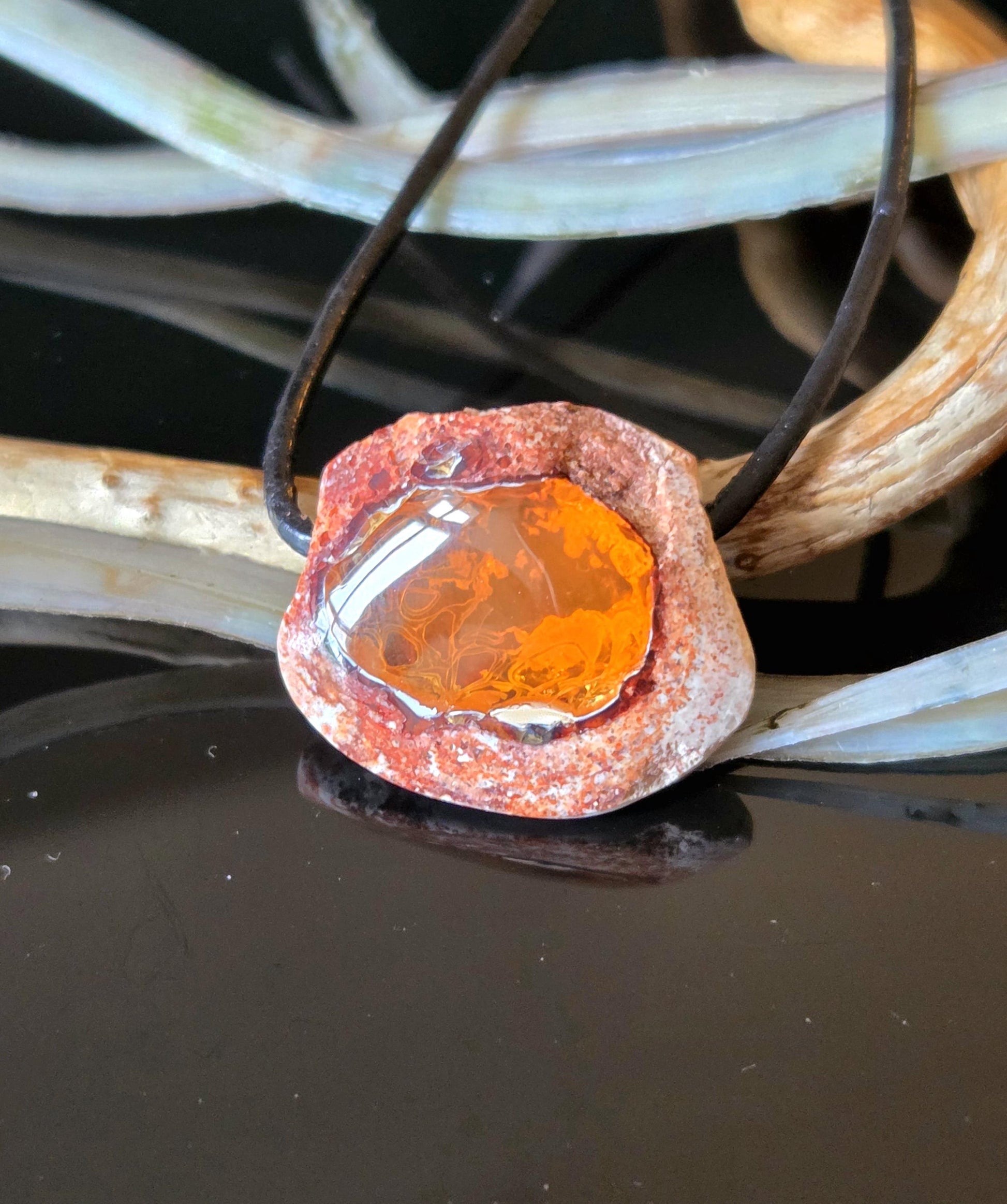 Extravaganter toller mexikanischer Feueropal Anhänger, 21 x 25 x 11 mm, gebohrt, an verstellbarem Lederband