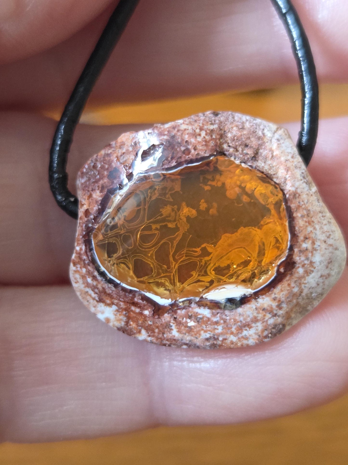 Extravaganter toller mexikanischer Feueropal Anhänger, 21 x 25 x 11 mm, gebohrt, an verstellbarem Lederband