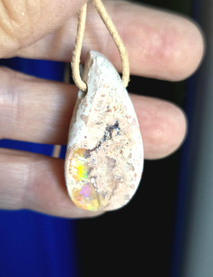 Magischer mexikanischer Feueropal Anhänger, 36 x 18 x 10 mm, gebohrt, an verstellbarem Lederband