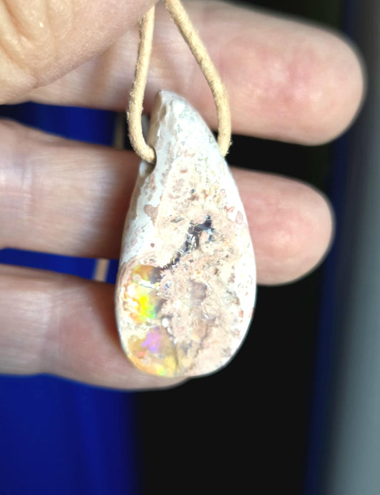 Magischer mexikanischer Feueropal Anhänger, 36 x 18 x 10 mm, gebohrt, an verstellbarem Lederband