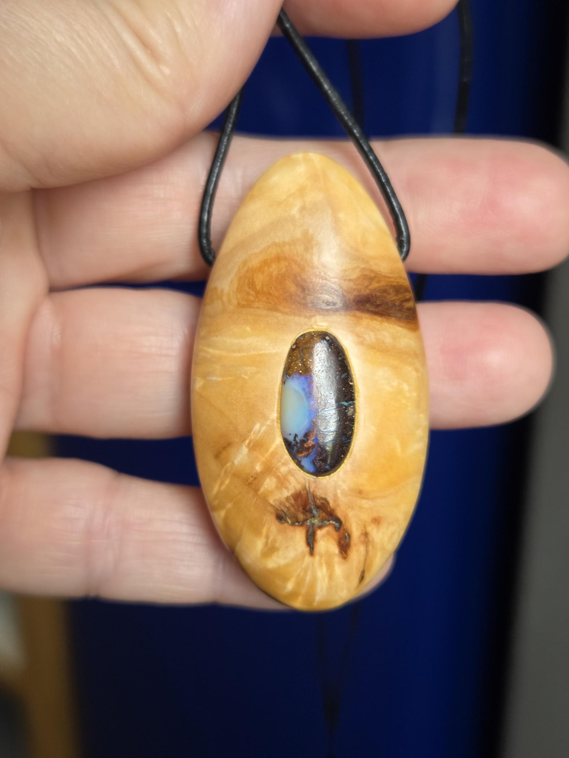Baumperlen Anhänger der Buche mit Boulder Opal, Holz Anhänger mit Edelstein, 55 x 28 x 15 mm, an verstellbarem Lederband