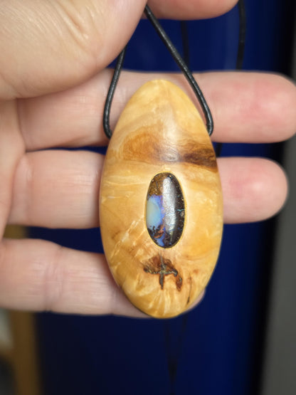 Baumperlen Anhänger der Buche mit Boulder Opal, Holz Anhänger mit Edelstein, 55 x 28 x 15 mm, an verstellbarem Lederband