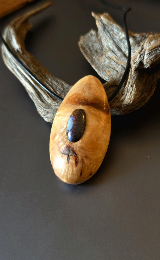 Baumperlen Anhänger der Buche mit Boulder Opal, Holz Anhänger mit Edelstein, 55 x 28 x 15 mm, an verstellbarem Lederband