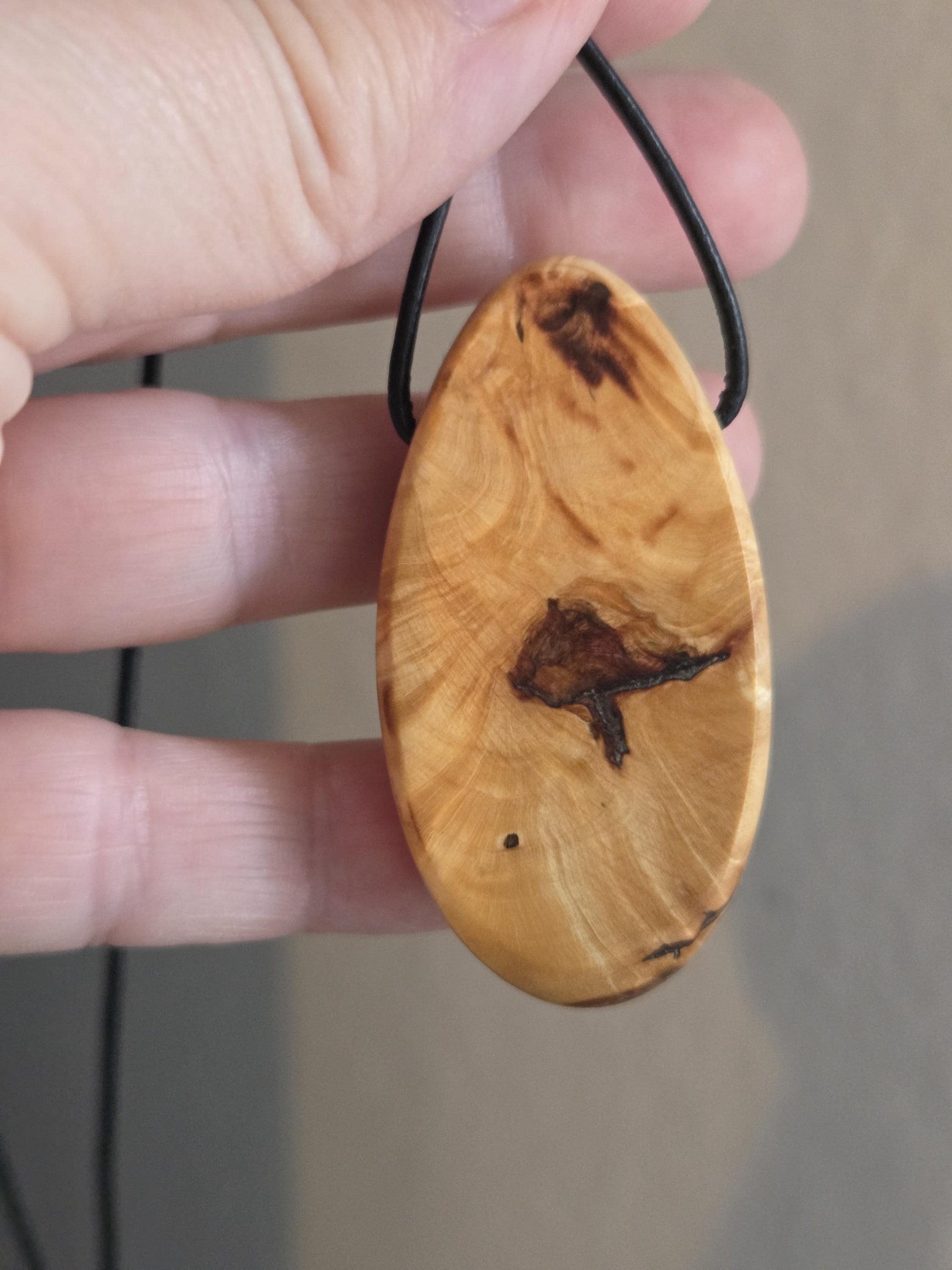 Baumperlen Anhänger der Buche mit Boulder Opal, Holz Anhänger mit Edelstein, 55 x 28 x 15 mm, an verstellbarem Lederband