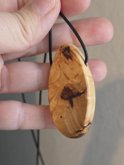 Baumperlen Anhänger der Buche mit Boulder Opal, Holz Anhänger mit Edelstein, 55 x 28 x 15 mm, an verstellbarem Lederband