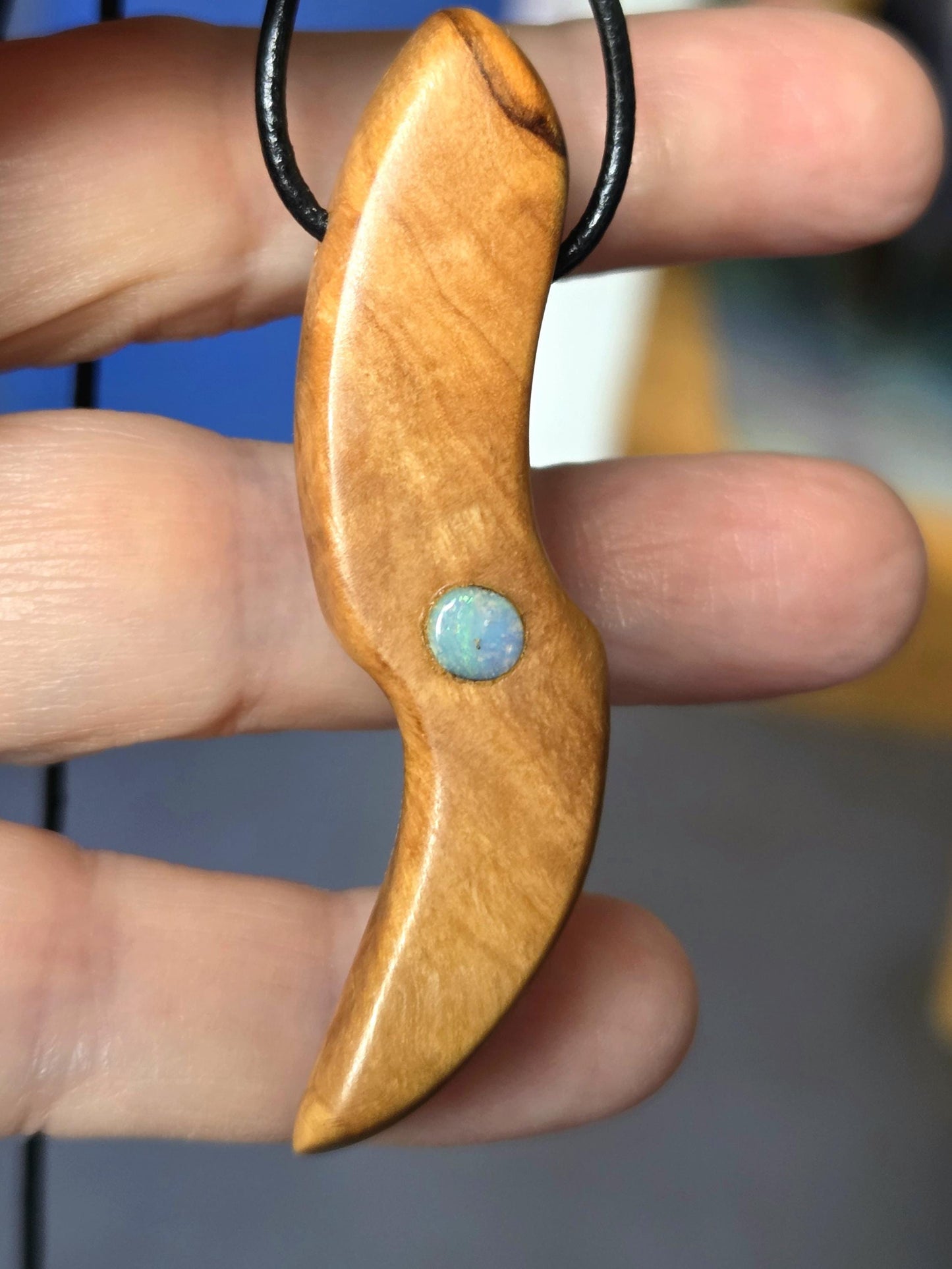 Olivenholz mit Boulder Opal, Kristall Opal Holz Anhänger, 60 x 15 x 10 mm, gebohrt, an Lederband