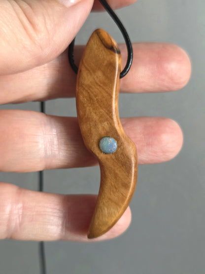 Olivenholz mit Boulder Opal, Kristall Opal Holz Anhänger, 60 x 15 x 10 mm, gebohrt, an Lederband