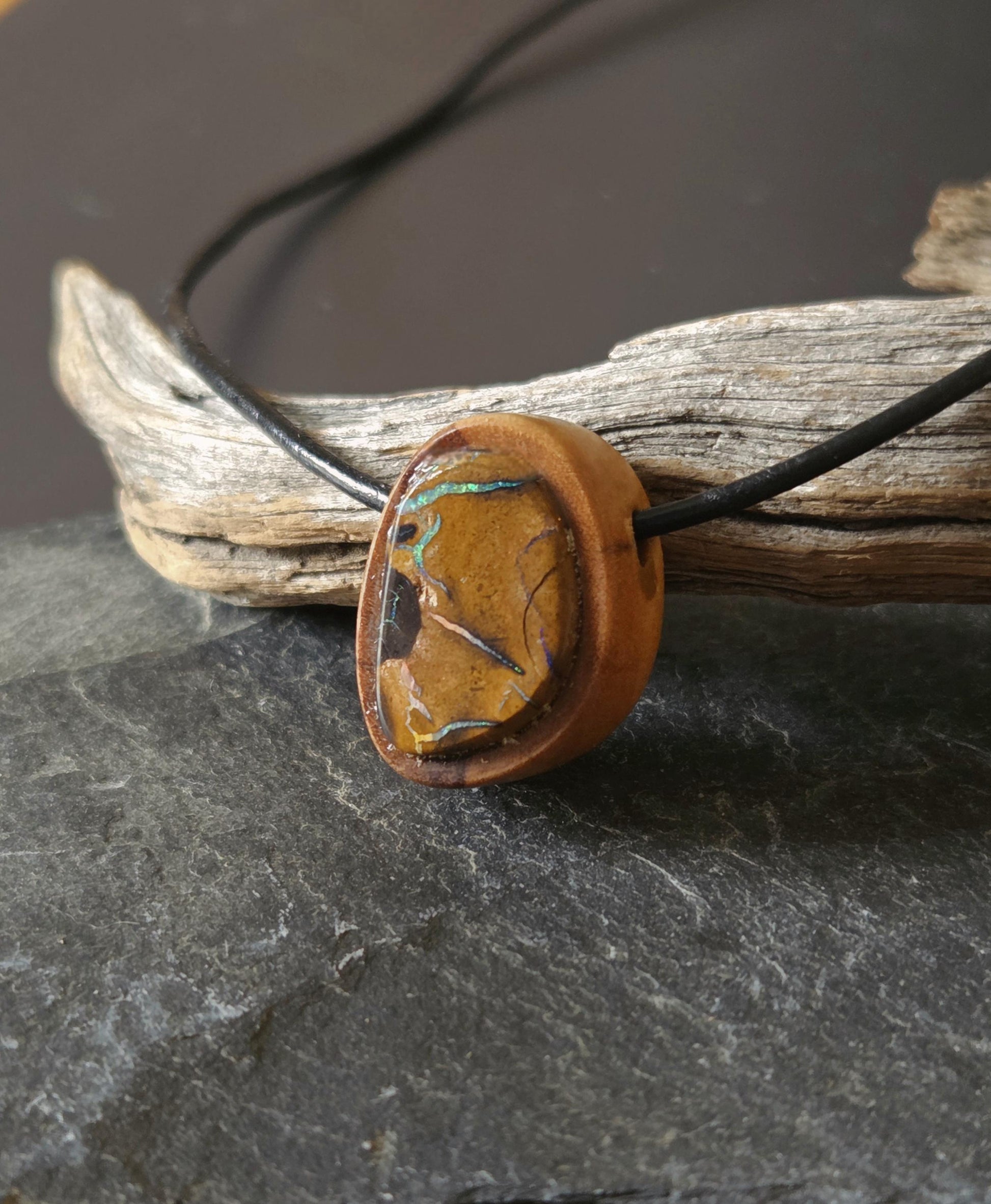 Olivenholz mit Boulder Opal, Yowah Nuss Opal Holz Anhänger, 22 x 17 x 12 mm, gebohrt, an Lederband