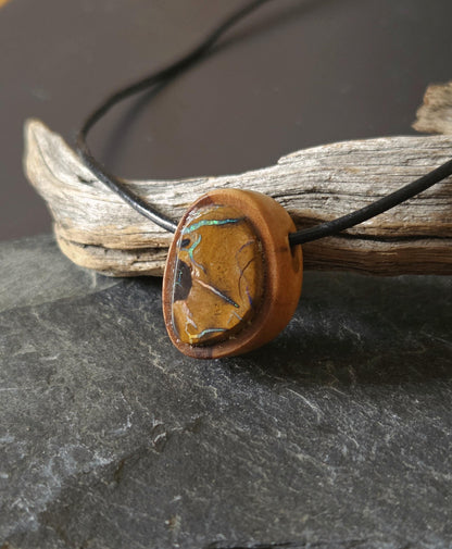 Olivenholz mit Boulder Opal, Yowah Nuss Opal Holz Anhänger, 22 x 17 x 12 mm, gebohrt, an Lederband