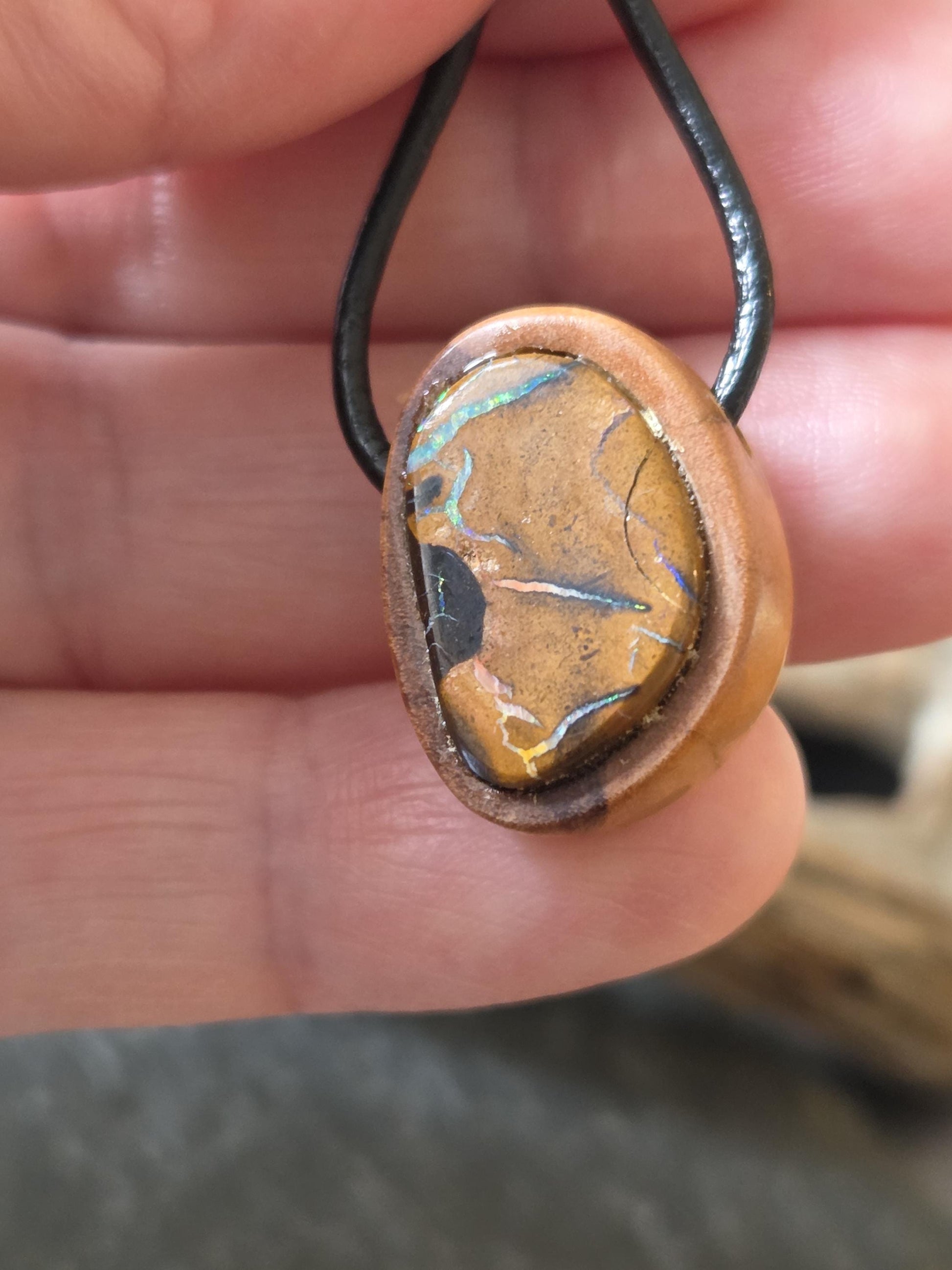 Olivenholz mit Boulder Opal, Yowah Nuss Opal Holz Anhänger, 22 x 17 x 12 mm, gebohrt, an Lederband