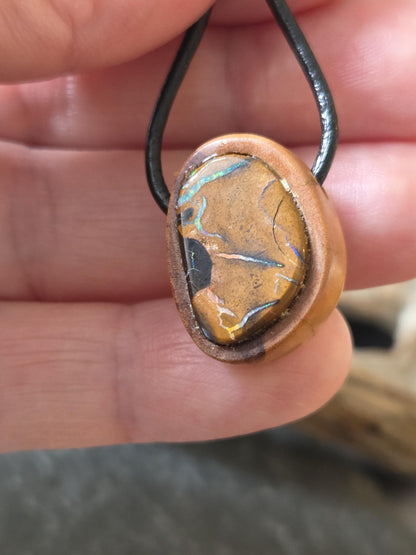 Olivenholz mit Boulder Opal, Yowah Nuss Opal Holz Anhänger, 22 x 17 x 12 mm, gebohrt, an Lederband
