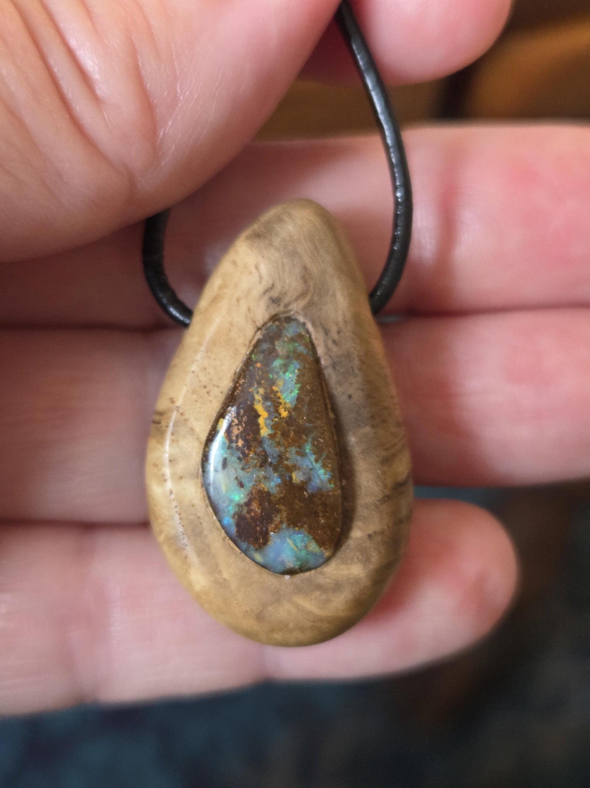Magische Baumperle der Eiche mit Boulder Opal, Holz Anhänger, 35 x 22 x 10 mm, an verstellbarem Lederband