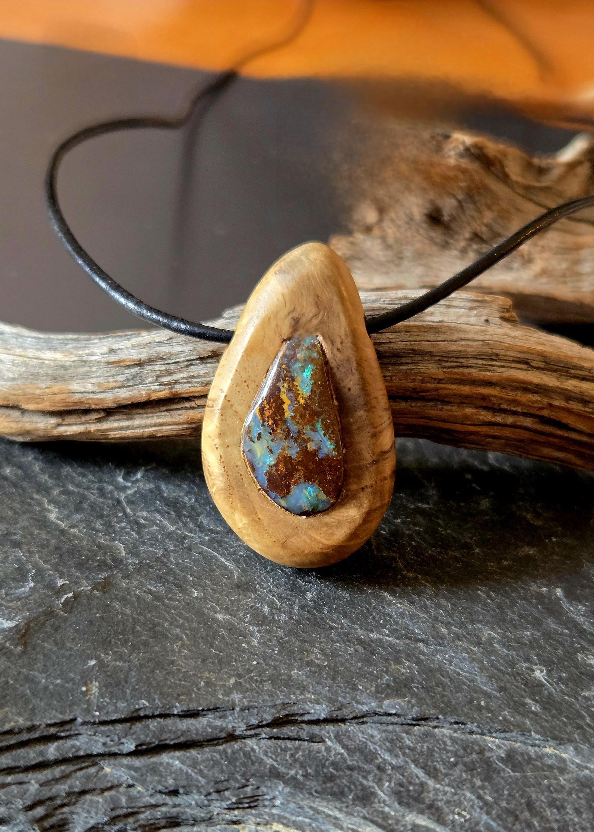 Baumperlen Anhänger der Eiche mit Boulder Opal, Holz Anhänger mit Edelstein, 35 x 22 x 10 mm, an verstellbarem Lederband