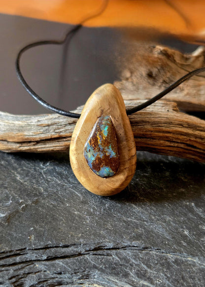 Baumperlen Anhänger der Eiche mit Boulder Opal, Holz Anhänger mit Edelstein, 35 x 22 x 10 mm, an verstellbarem Lederband