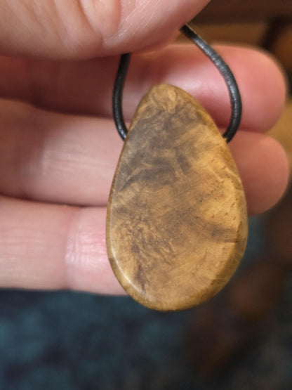 Baumperlen Anhänger der Eiche mit Boulder Opal, Holz Anhänger mit Edelstein, 35 x 22 x 10 mm, an verstellbarem Lederband