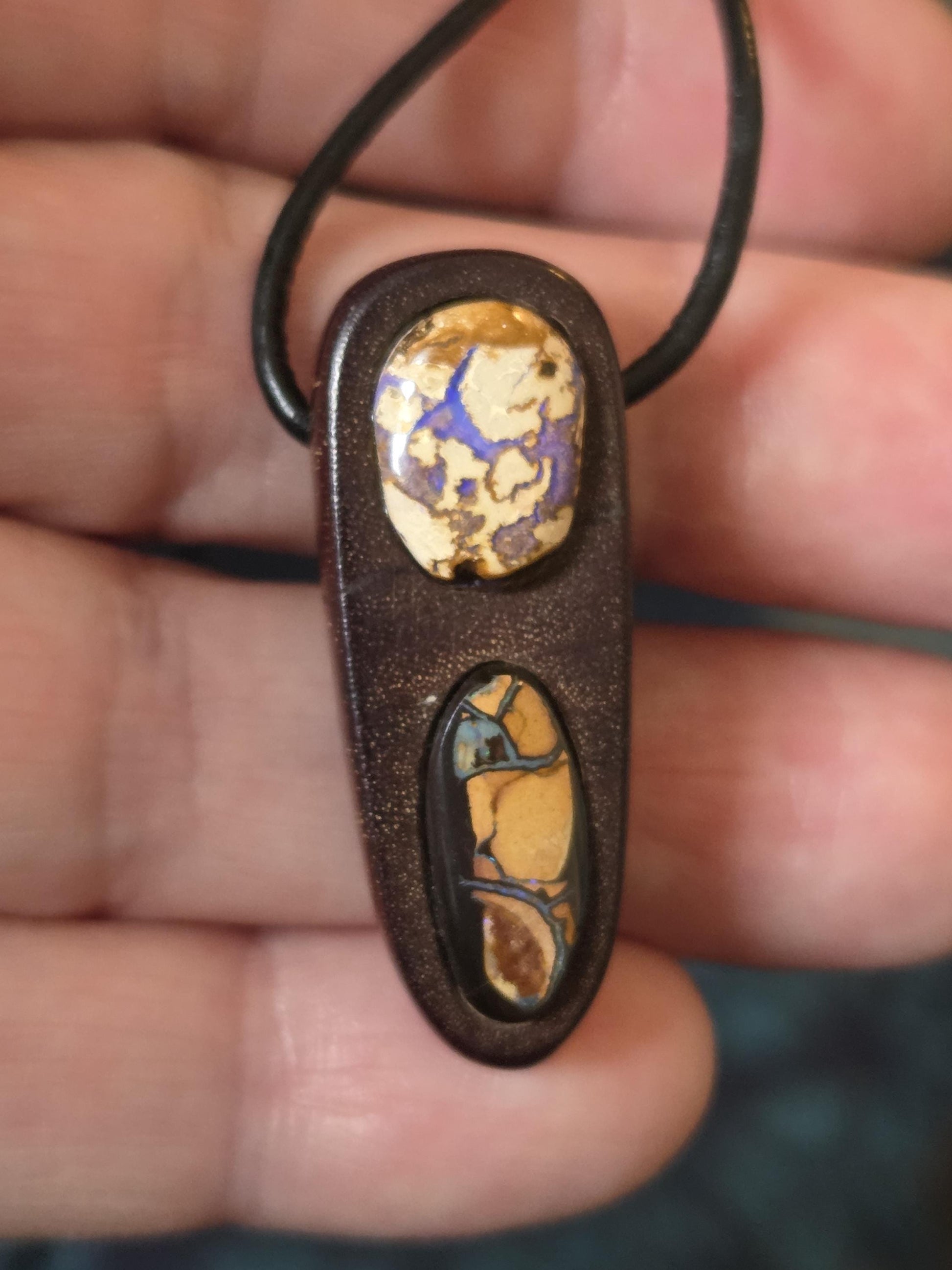 Mopane Holz mit Boulder Opal, Yowah Nuss Opal Holz Anhänger, 35 x 14 x 12 mm, gebohrt, an Lederband