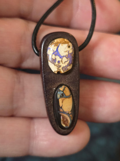 Mopane Holz mit Boulder Opal, Yowah Nuss Opal Holz Anhänger, 35 x 14 x 12 mm, gebohrt, an Lederband