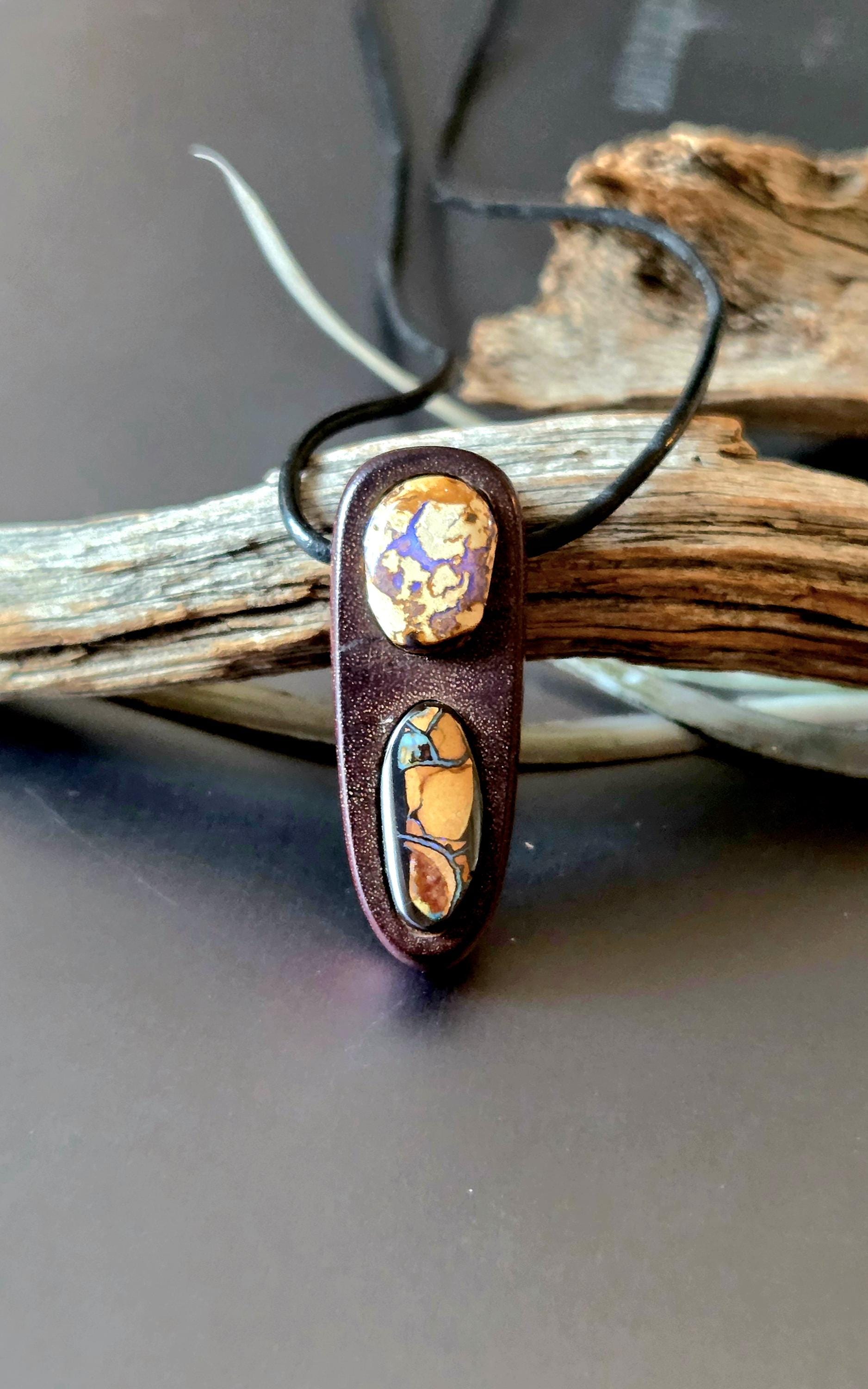 Mopane Holz mit Boulder Opal, Yowah Nuss Opal Holz Anhänger, 35 x 14 x 12 mm, gebohrt, an Lederband