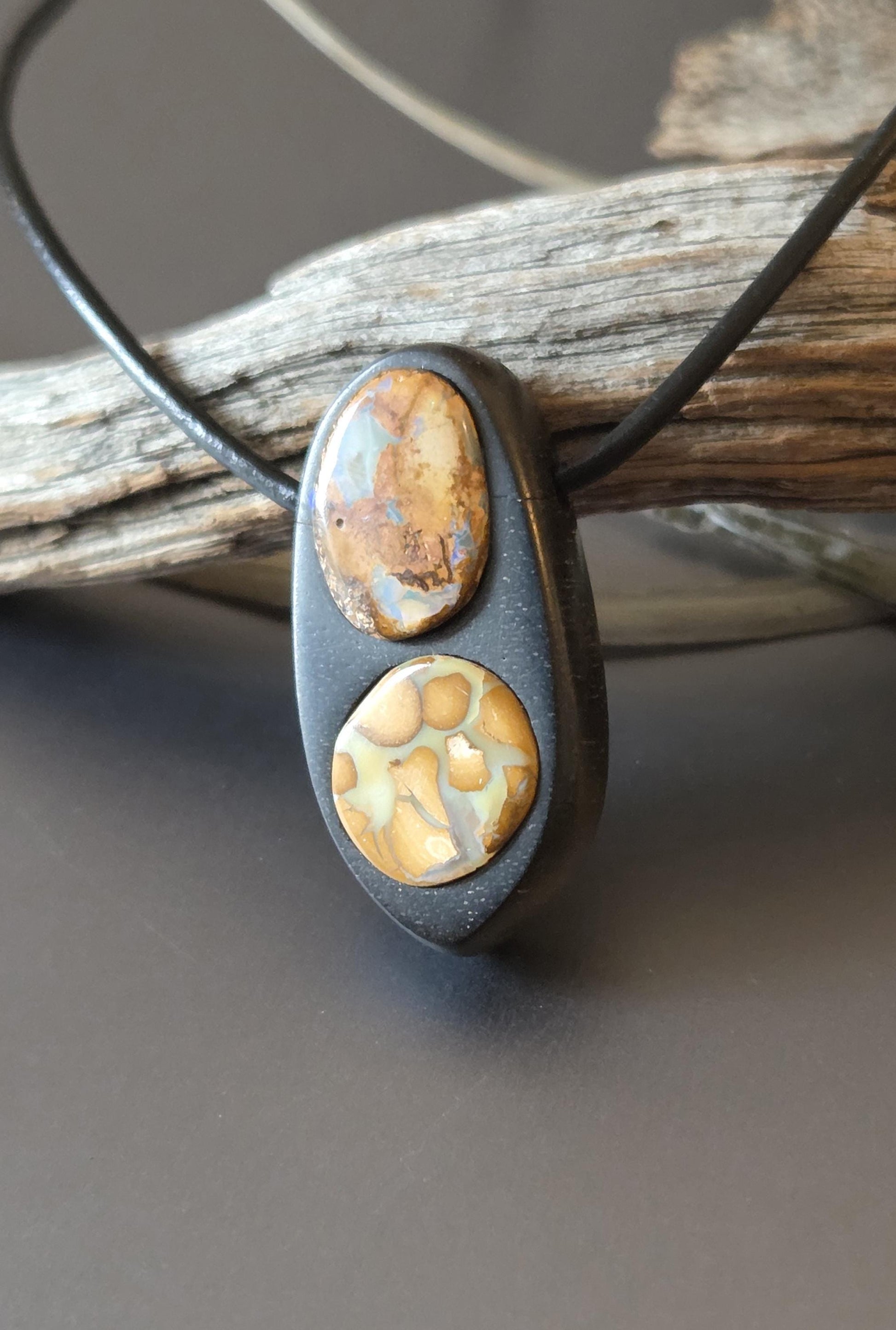 Ebenholz mit Boulder Opal, Yowah Nuss Opal Holz Anhänger, 30 x 15 x 10 mm, gebohrt, an Lederband