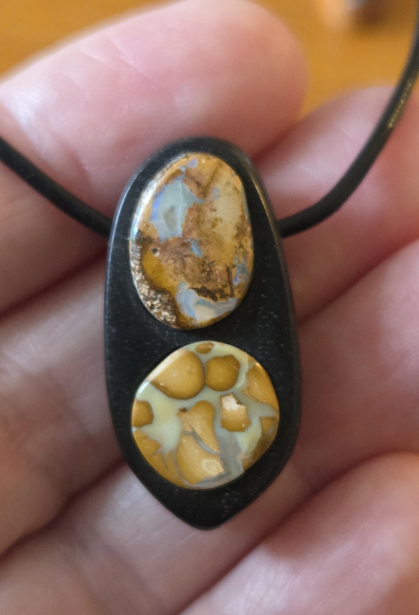 Ebenholz mit Boulder Opal, Yowah Nuss Opal Holz Anhänger, 30 x 15 x 10 mm, gebohrt, an Lederband