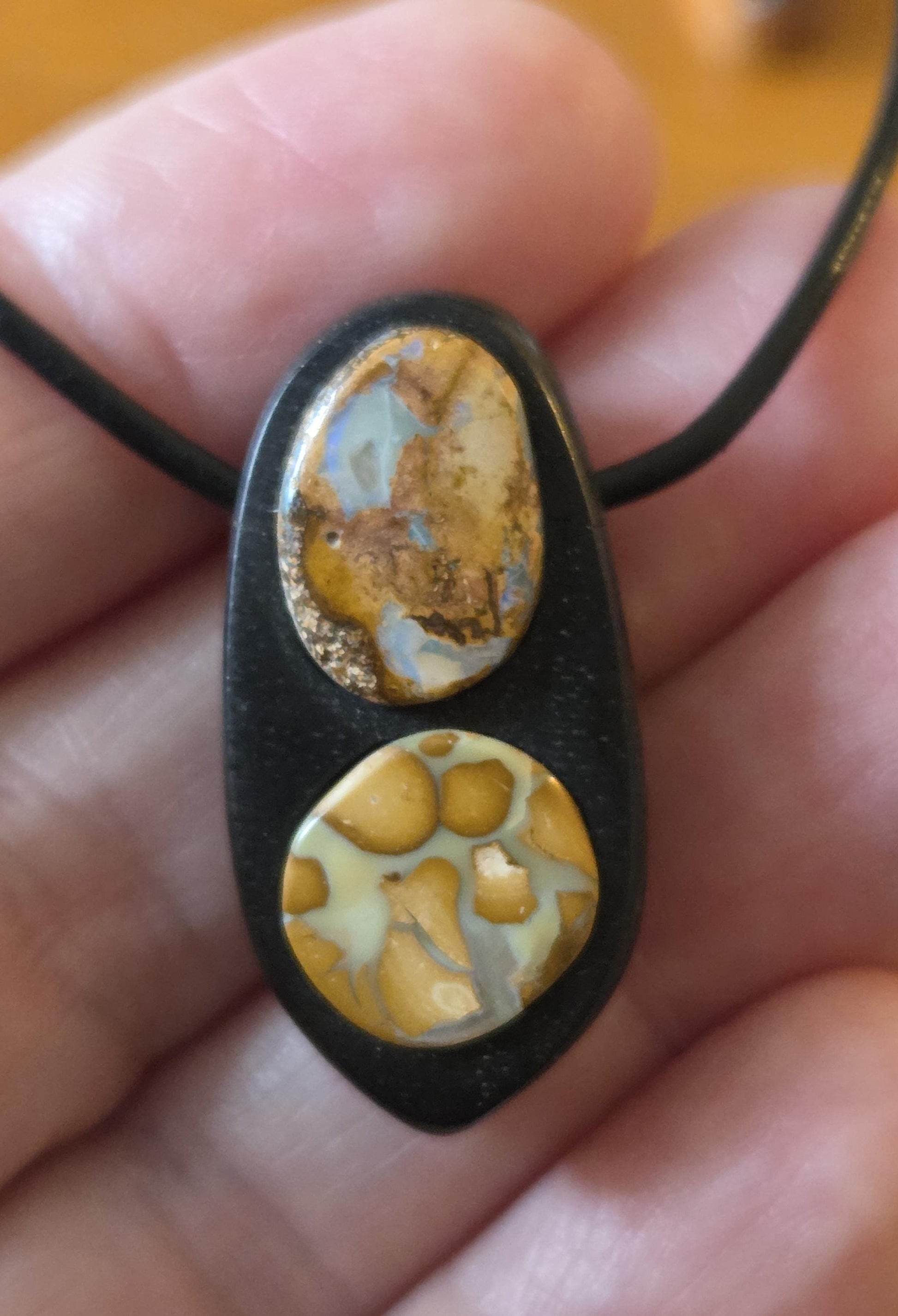 Ebenholz mit Boulder Opal, Yowah Nuss Opal Holz Anhänger, 30 x 15 x 10 mm, gebohrt, an Lederband