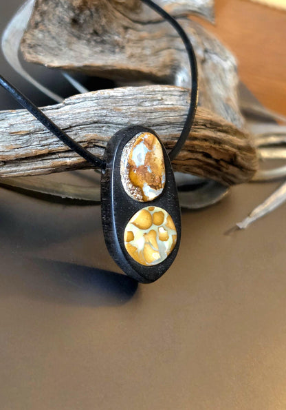 Ebenholz mit Boulder Opal, Yowah Nuss Opal Holz Anhänger, 30 x 15 x 10 mm, gebohrt, an Lederband