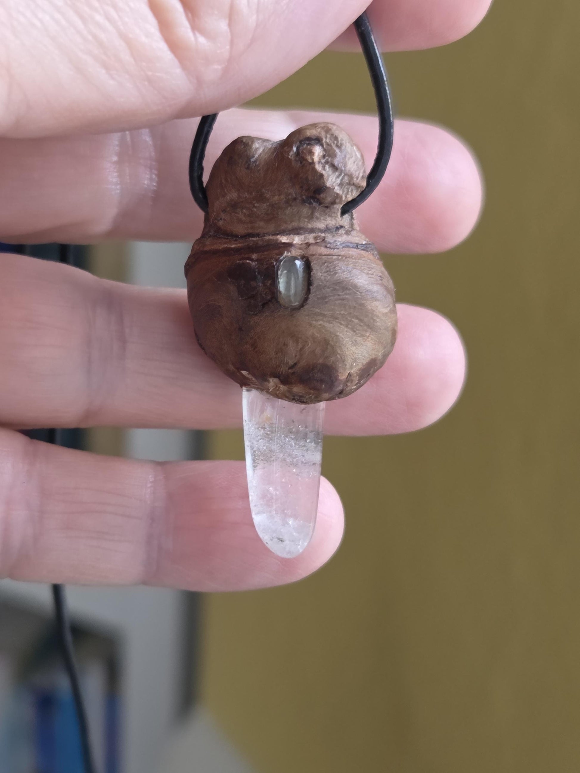 Baumperlen Anhänger der Buche mit Bergkristall und Citrin , Holz mit Anhänger mit Edelstein, 48 x 25 x 25 mm, an Lederband