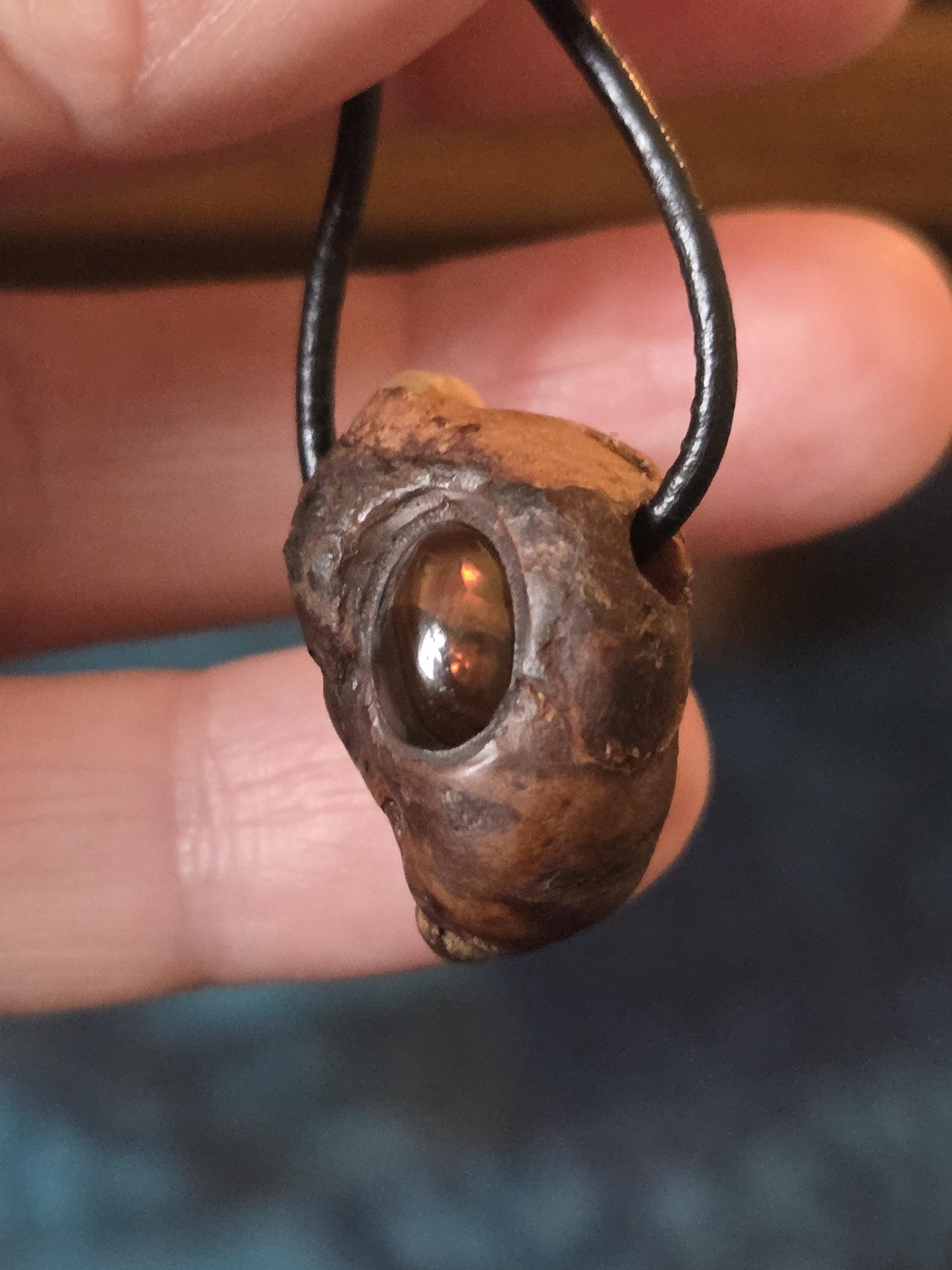 Magische Baumperle der Rotbuche mit mexikanischem Feuerachat, Holz Anhänger, 24 x 17 x 15 mm, an Lederband